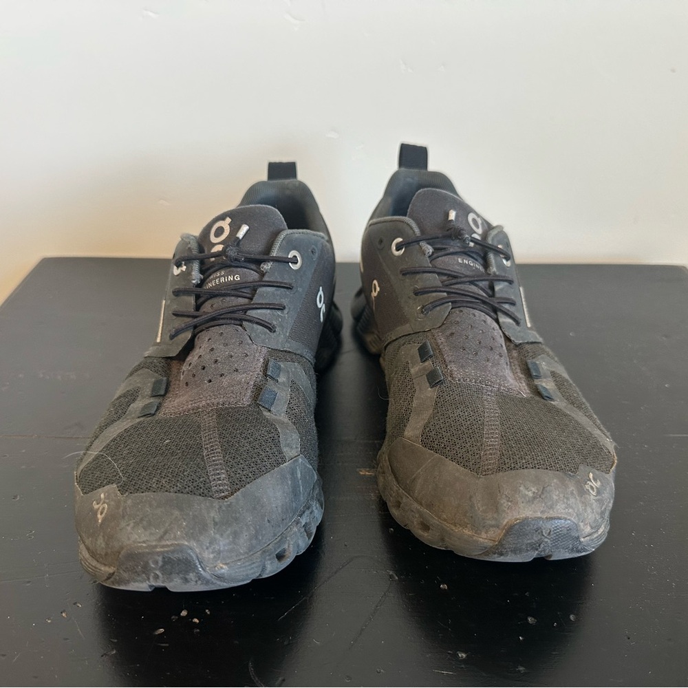 On Running Black Athletic Shoes with Durable Sole